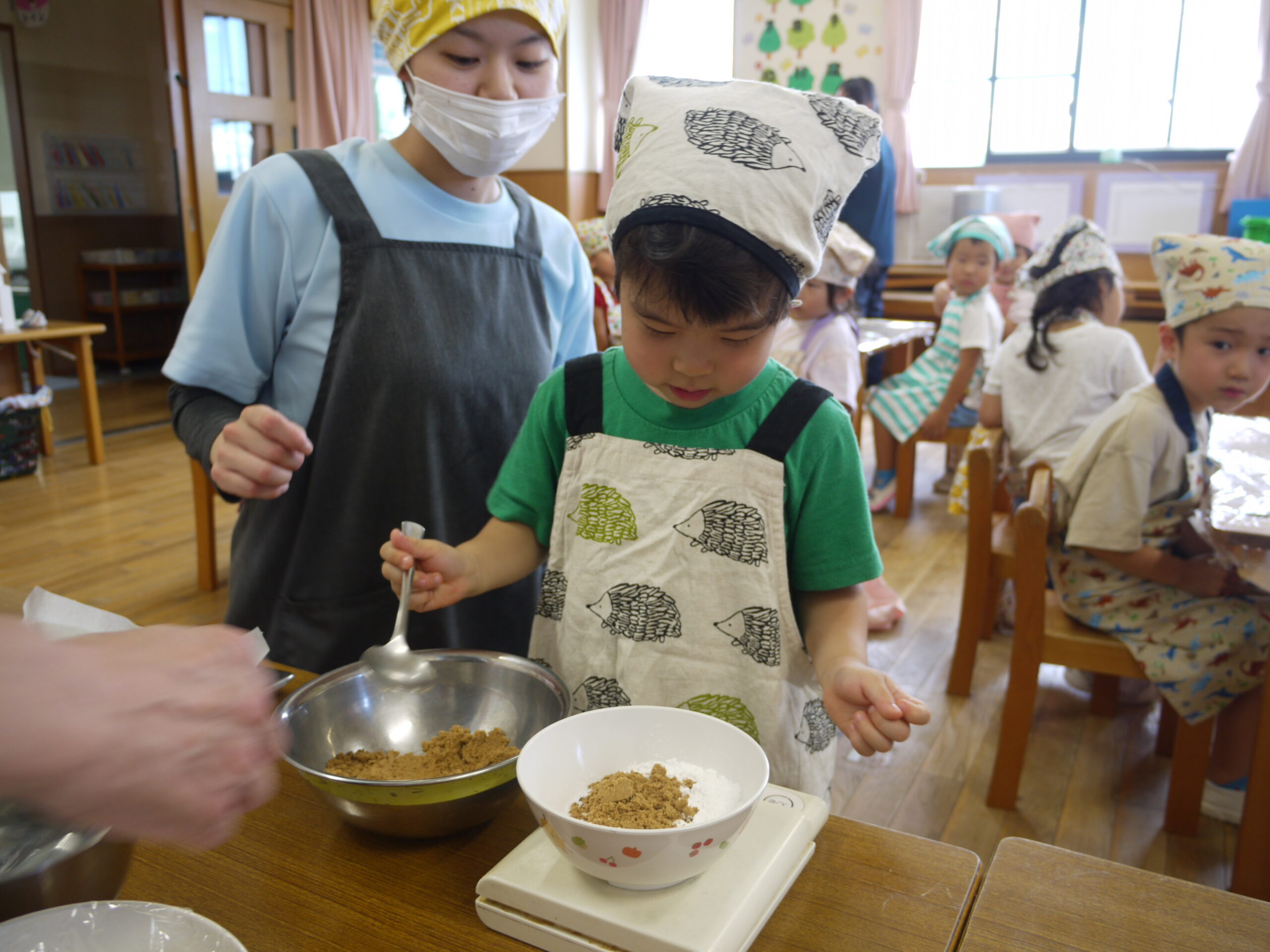 西京区こぐま上野保育園　クッキング　黒糖蒸しパン作り(そら組)